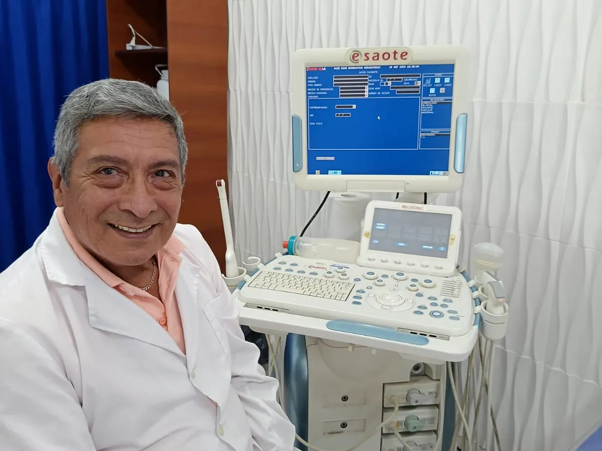Dr. Luis Marcelo Ruiz Díaz junto al ecógrafo de Berasalud en Berazategui